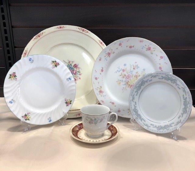 Rental store for VINTAGE DINNER PLATE in New Haven CT